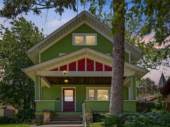 516 W 11th St, Cedar Falls, IA 50613
