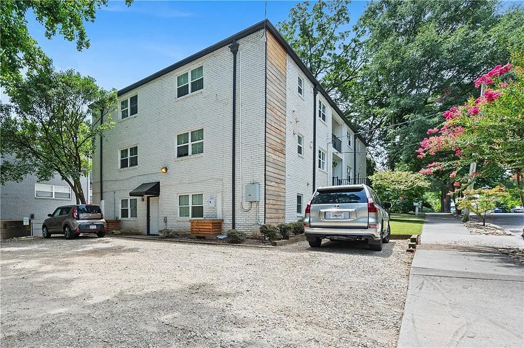 2 bed, 1.0 bath, 1100 sqft, $2,200 — Photo 1