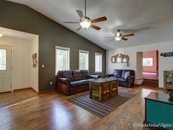 3rd image of 7440 N Saint Paul Dr