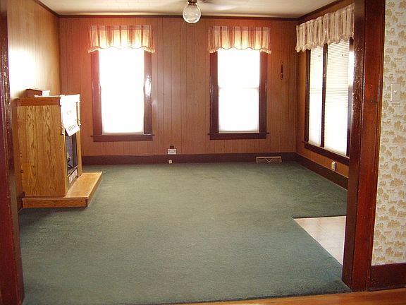 Living room w/fireplace