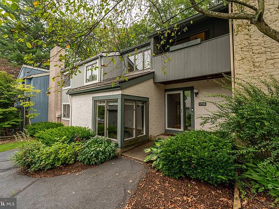 2nd image of 1716 Woodledge Cir