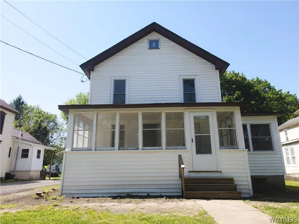 132 Chestnut St, Gowanda, NY 14070