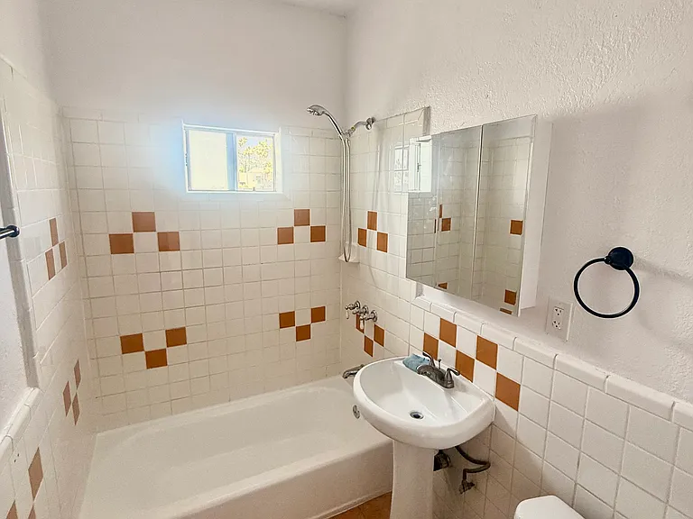1422 N Kingsley Dr #104 — Photo 5