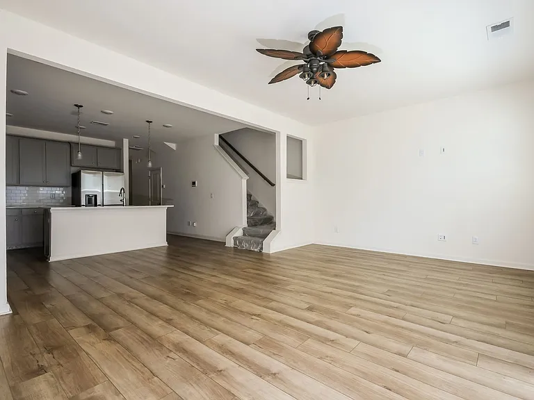 438 Trotters Ln — Photo 6