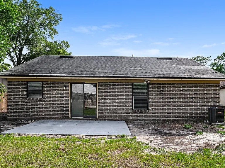 6221 Alfredo Dr W — Photo 16