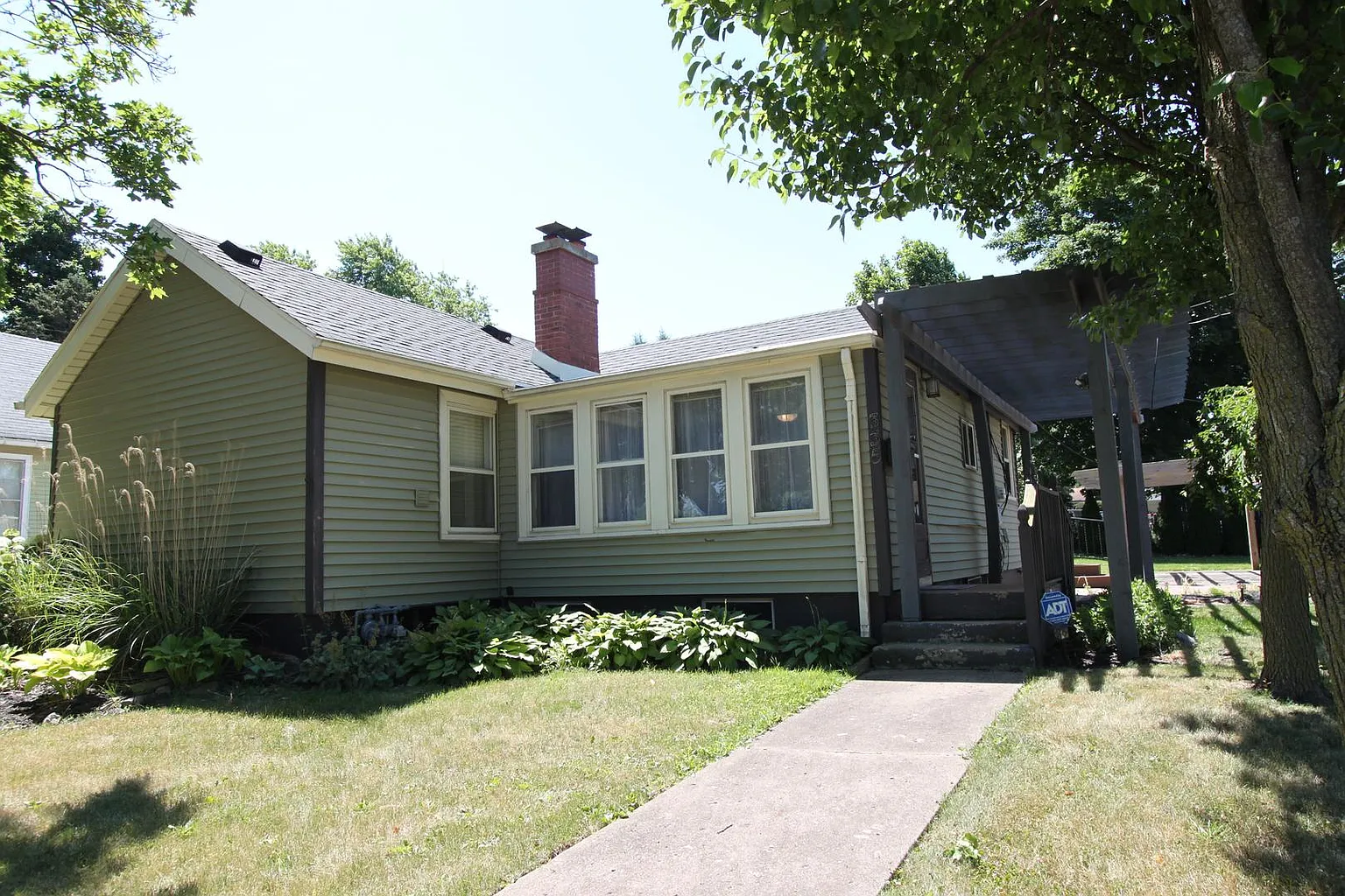 335 E Lincoln St photo 1