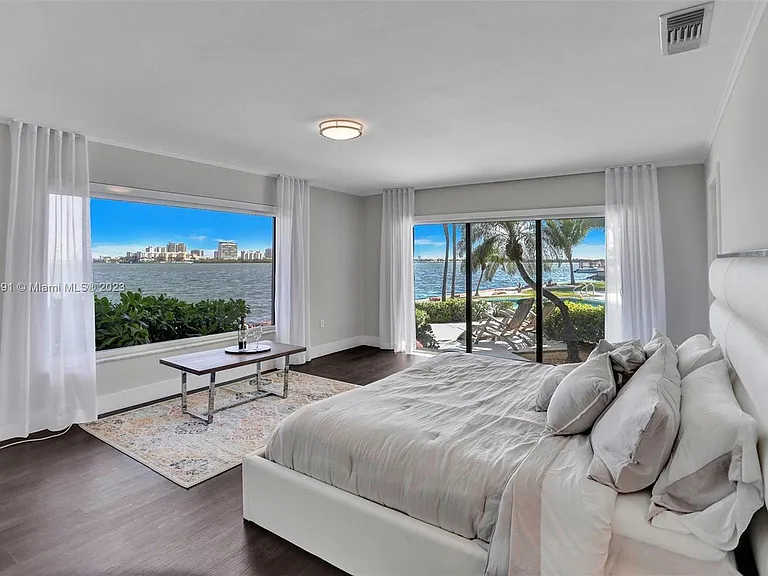 9101 N Bayshore Dr — Photo 2