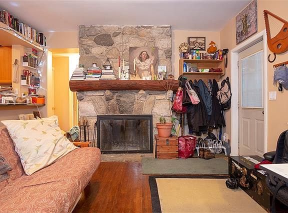 4th image of 299 Lake Dr