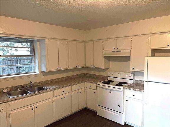 2nd image of 915 Acacia Cir