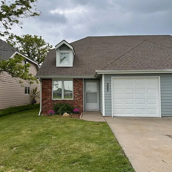 302 Eisenhower St — Photo 1