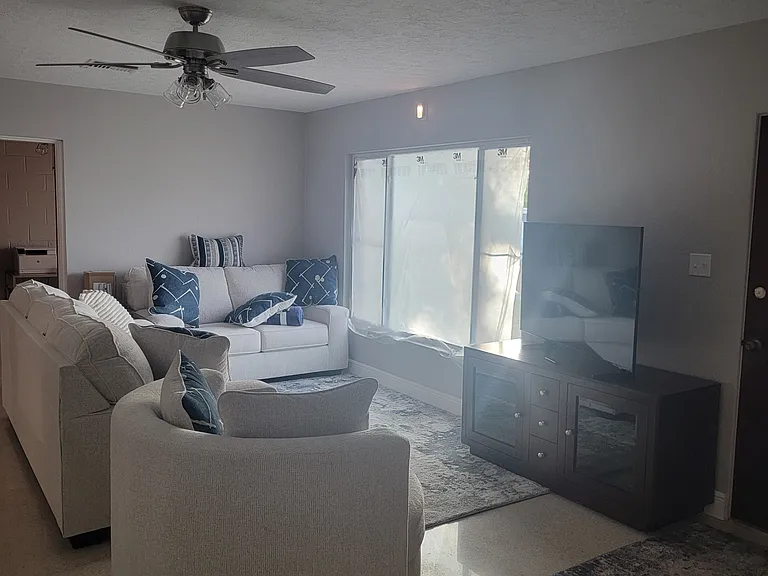 219 Crescent Ct E — Photo 38
