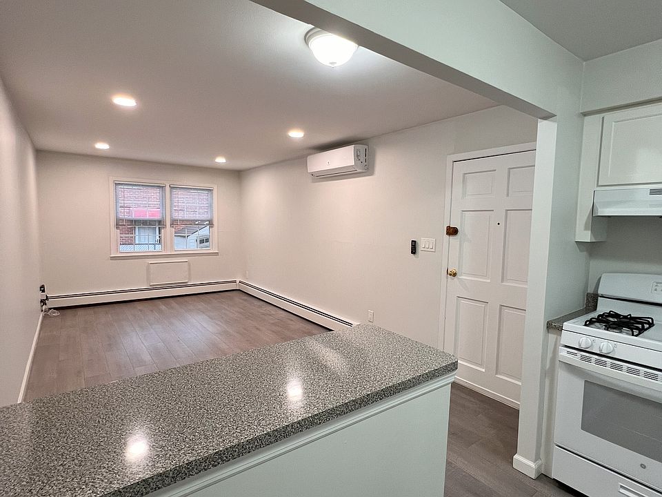 Eat-in breakfast countertop for dining convenience