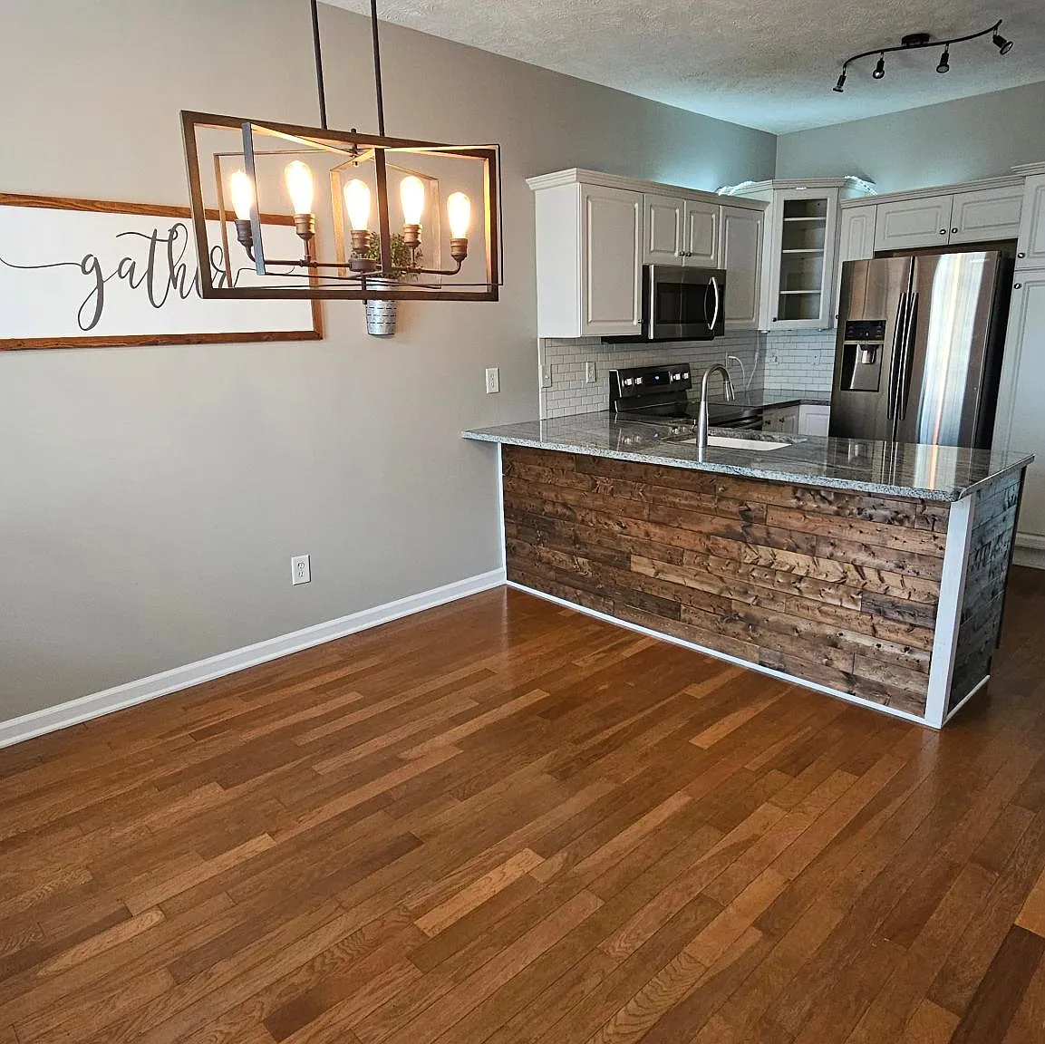 3 bed, 2.5 bath, 1450 sqft, $2,400 — Photo 3