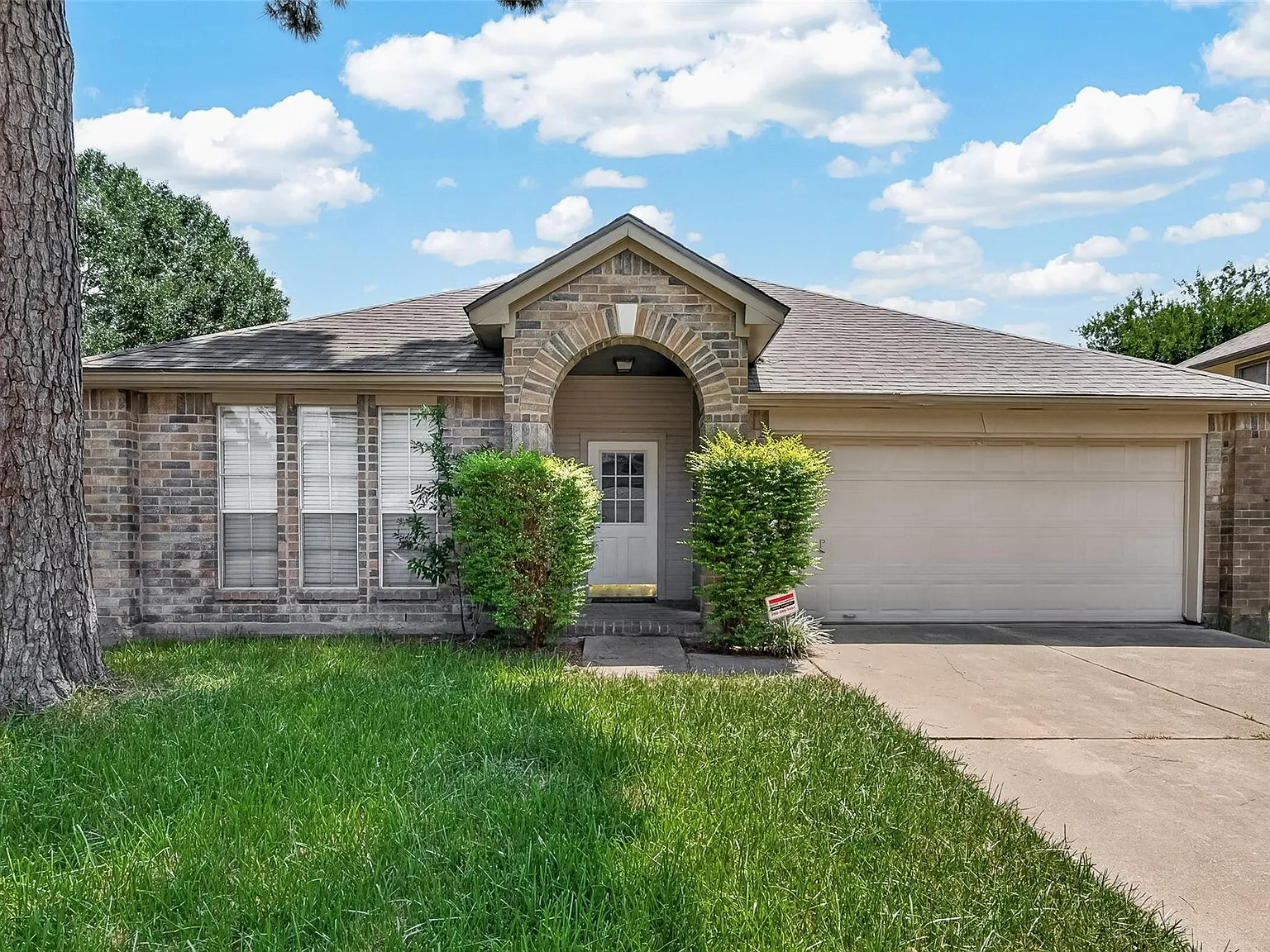 3 bed, 2.0 bath, 1998 sqft, $2,000 — Photo 1