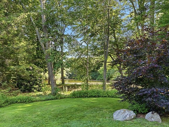 2nd image of 6 Oakmount Cir
