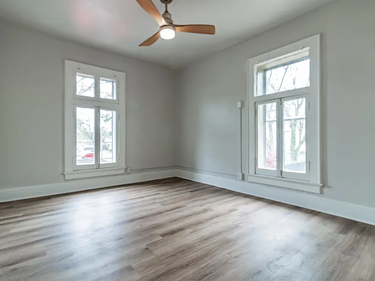 410 SE Riverside Dr #4 — Photo 4
