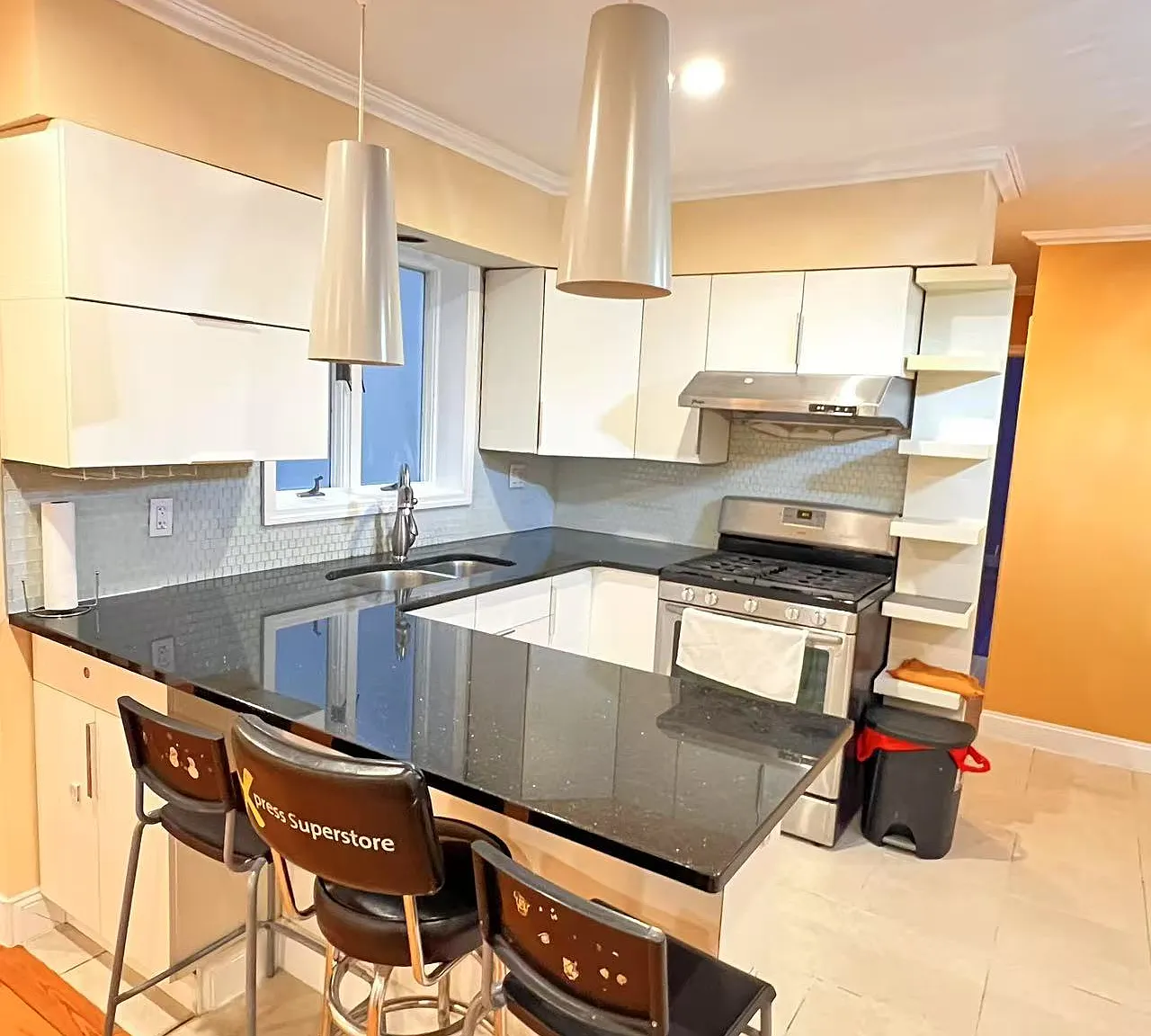 3 bed, 1000 sqft, $3,150 — Photo 2