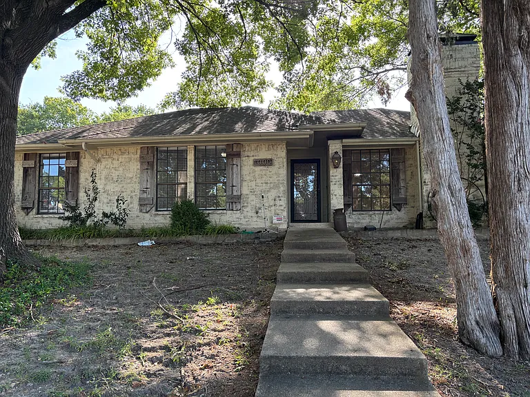 Front View w Shaded Yard