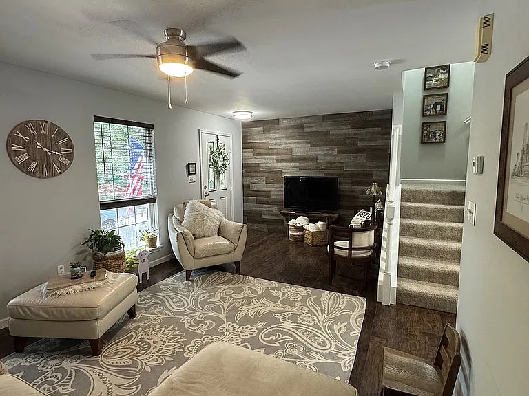 401 Heritage Commons Cir — Photo 4