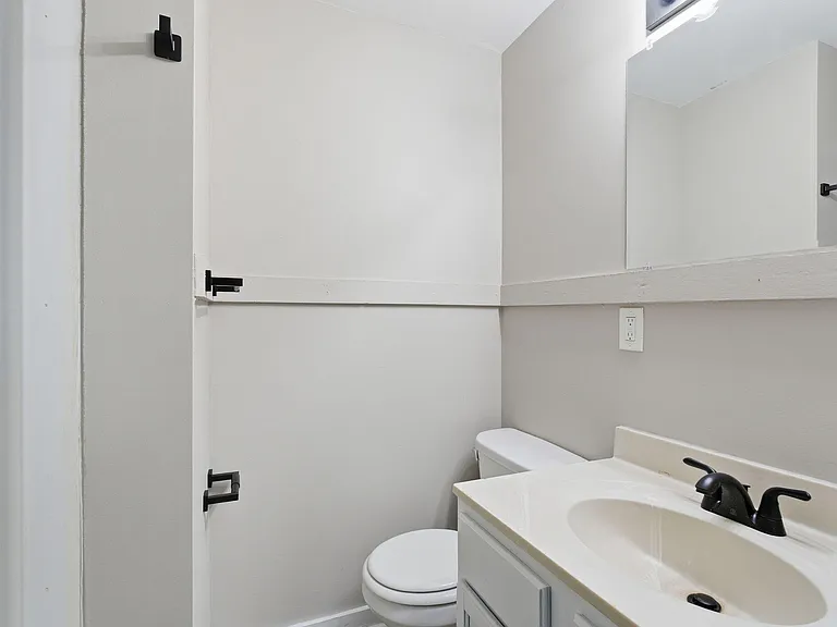 308 E 7th St #1 — Photo 13