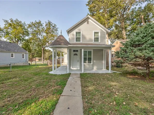 903 N 12th St, Leavenworth, KS 66048