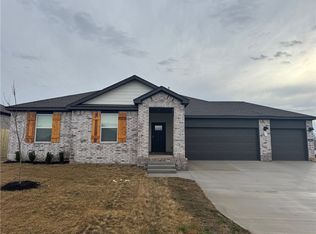 1061 Pebble Dr, Prairie Grove, AR 72753
