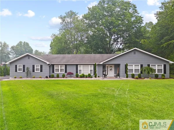 5 Patricia Pl, Monroe Township, NJ 08831