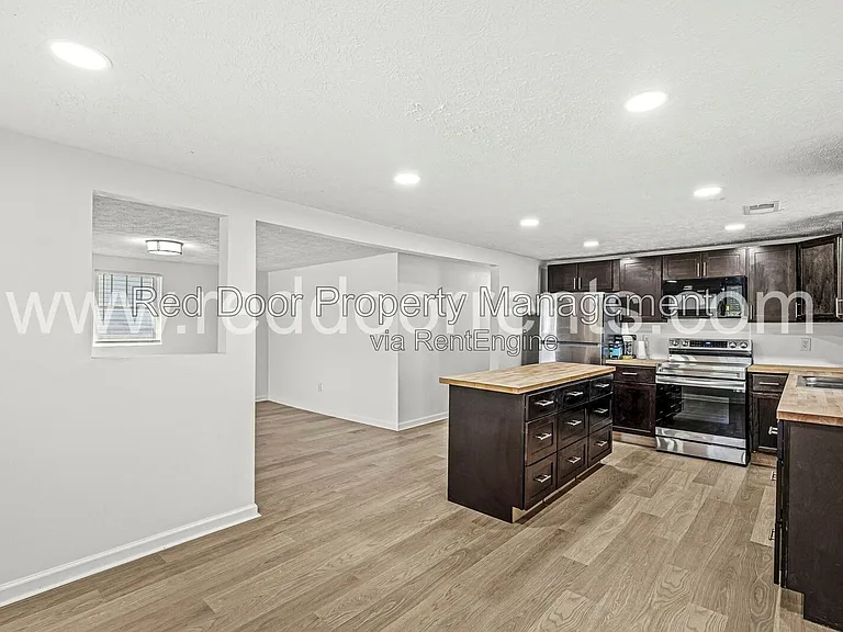 1037 W 30th St — Photo 9