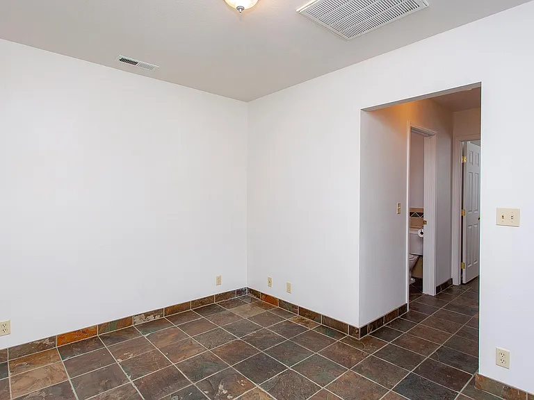 425 Stewart St — Photo 13