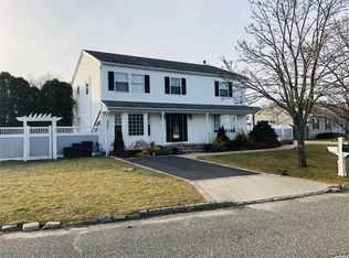 55 Meadow Ct, Manorville, NY 11949