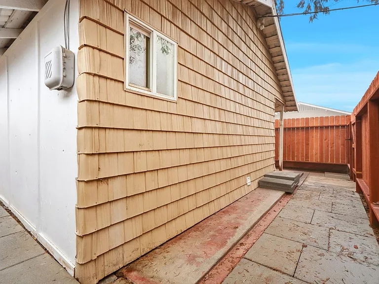910 N Kaweah St — Photo 3