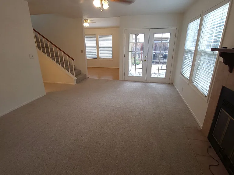 1011 Camphor St — Photo 3