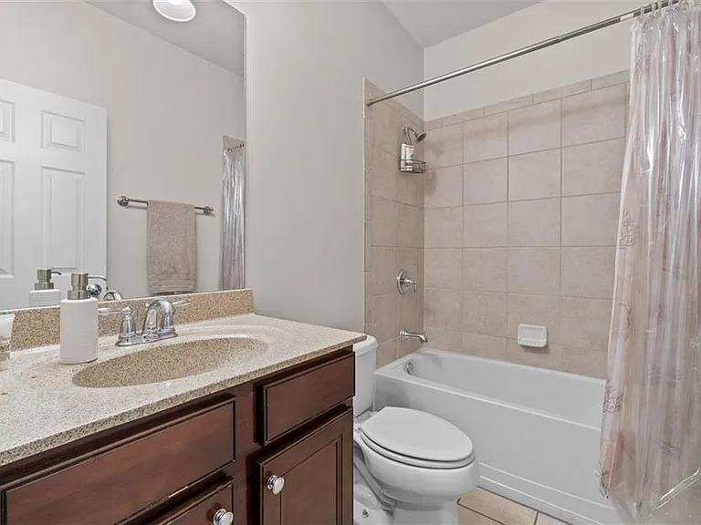 1034 E Paces Ln NE — Photo 33