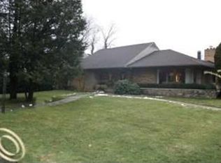 26457 Huntington Rd, Huntington Woods, MI 48070