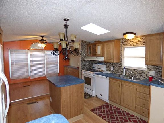 4th image of 42 Larraine Dr