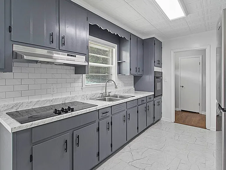 1054 N Pine Knoll Dr — Photo 3