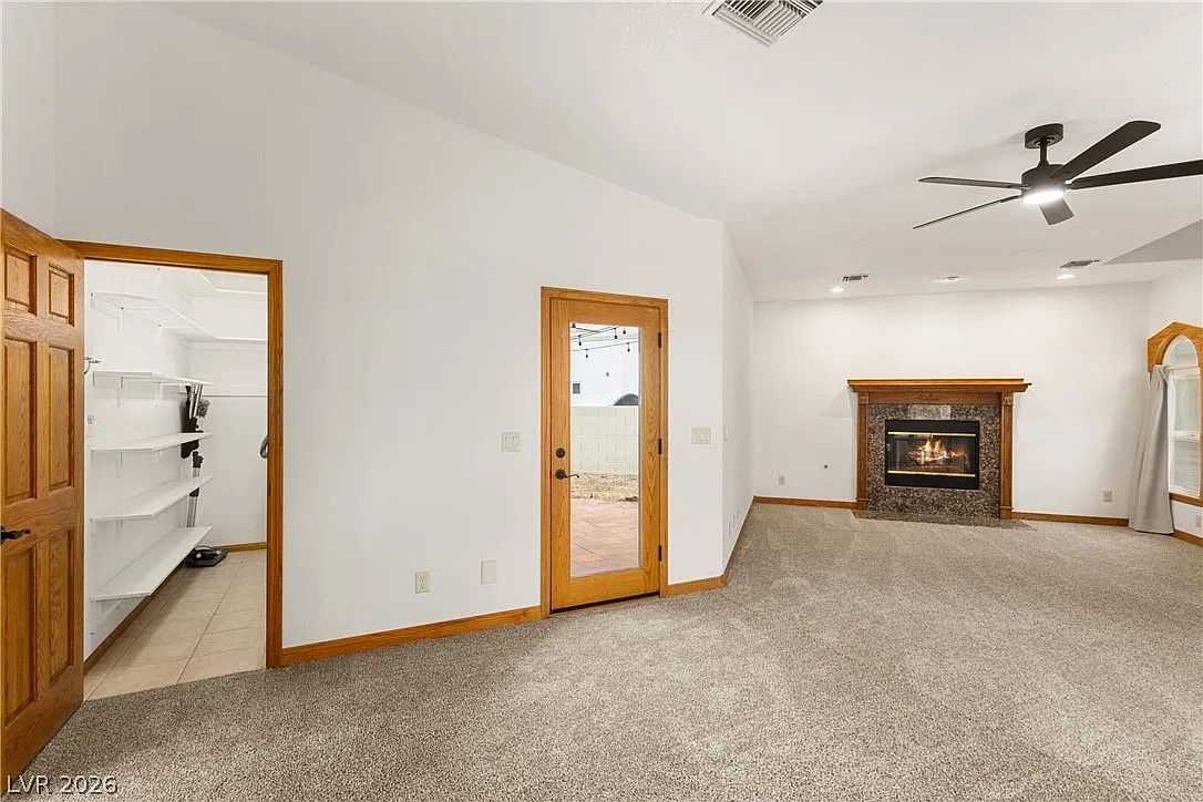 4 bed, 2.5 bath, 2527 sqft, $2,400 — Photo 4