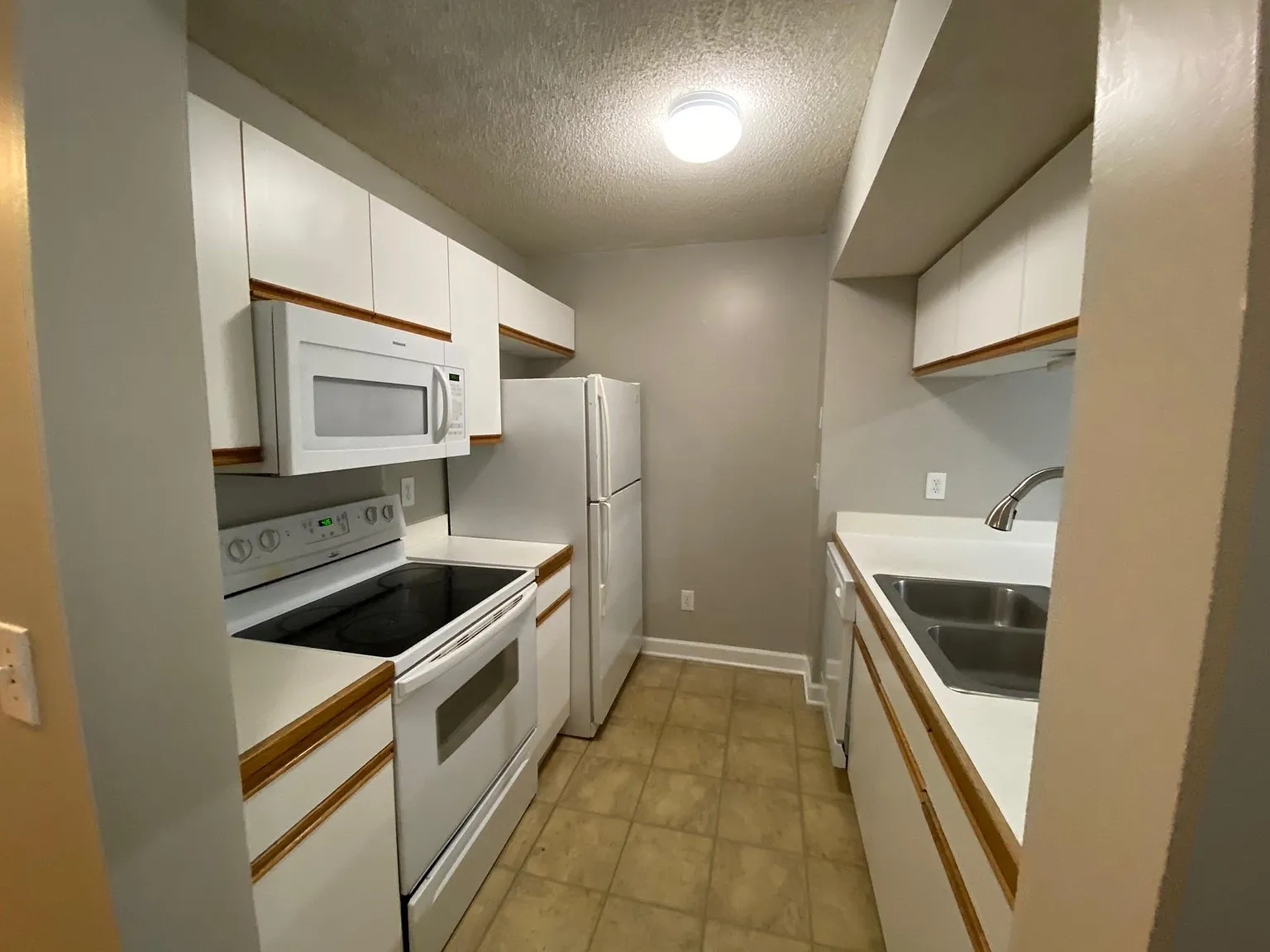 2 bed, 1.5 bath, 1024 sqft, $1,350 — Photo 3