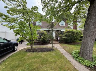 15 Astor Pl, Valley Stream, NY 11581