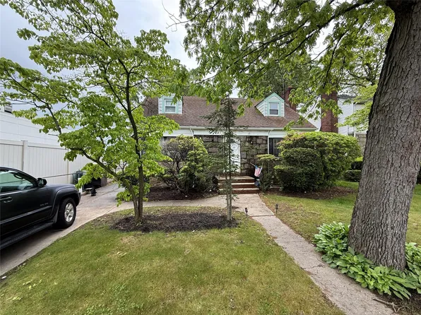15 Astor Place, Valley Stream, NY 11581
