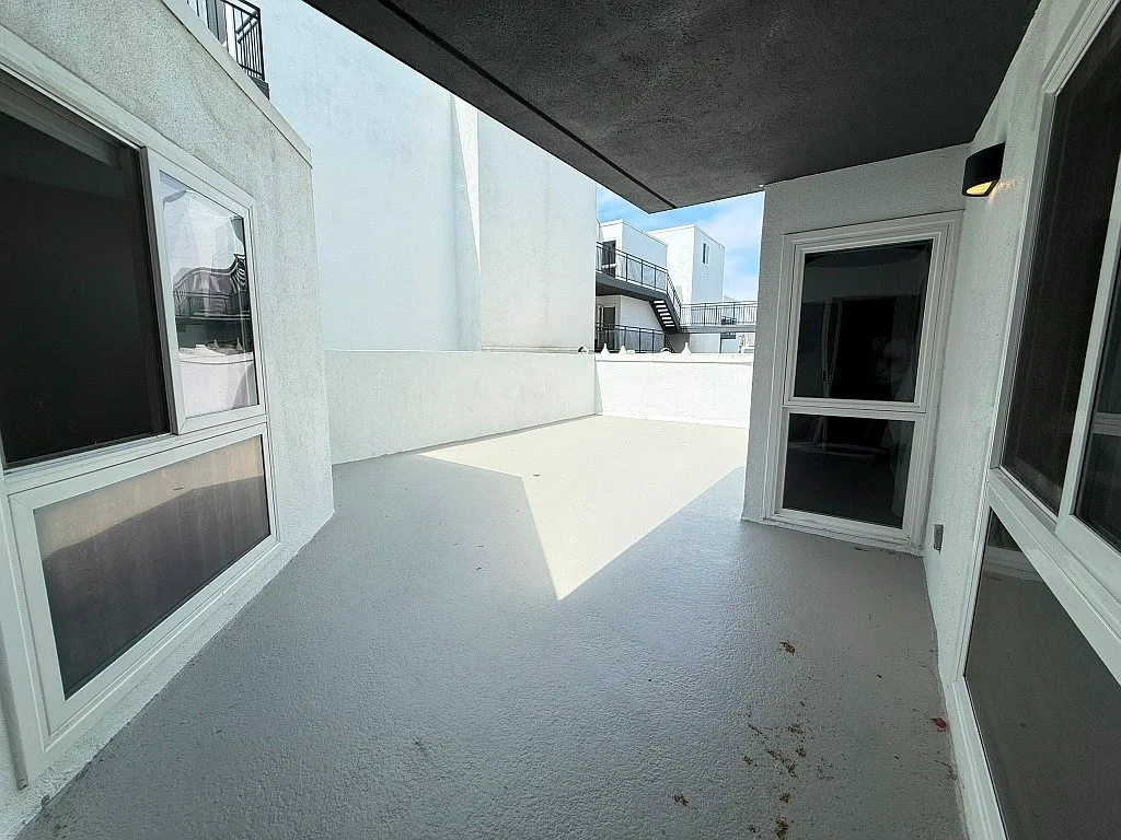 2 bed, 910 sqft, $3,975 — Photo 2