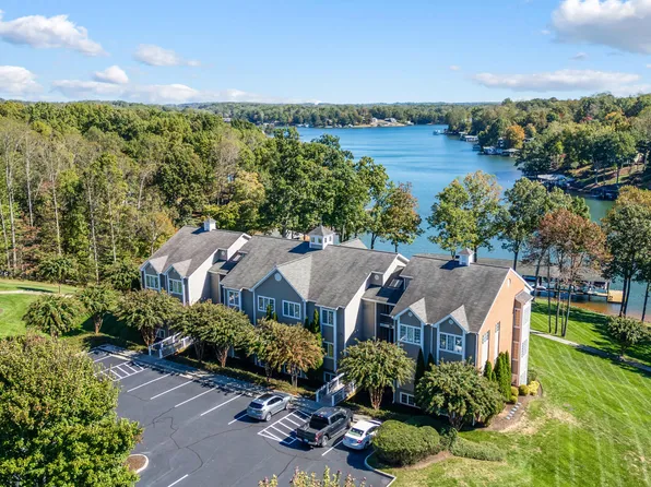 305 S Pointe Shore Dr, Moneta, VA 24121