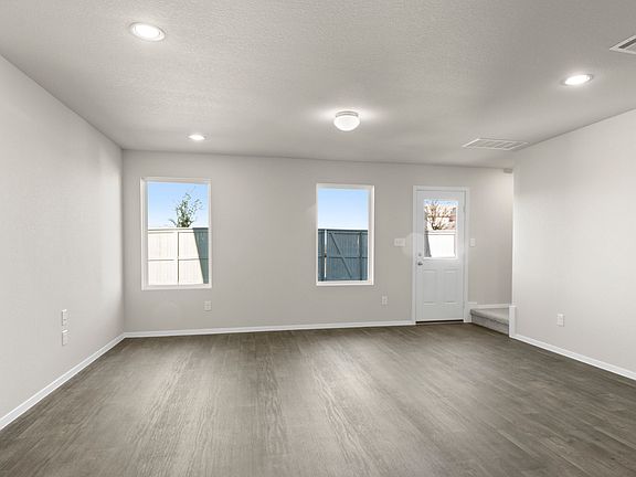 3rd image of 129 Daylily Dr