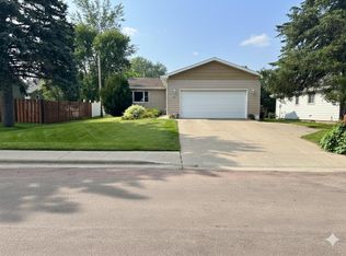 810 12th Ave NE, Aberdeen, SD 57401
