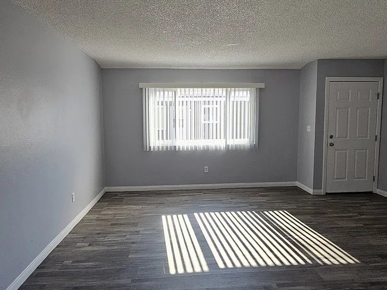 4724 Walnut Ave #B — Photo 2