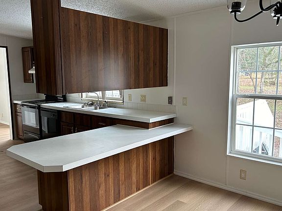 4th image of 299 NW Acorn Dr