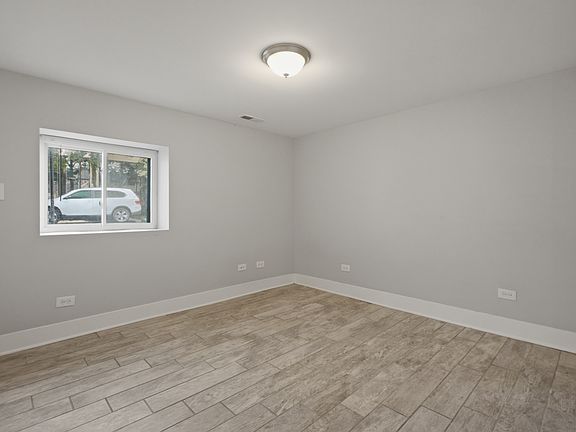 3rd image of 5540 N Magnolia Ave #1