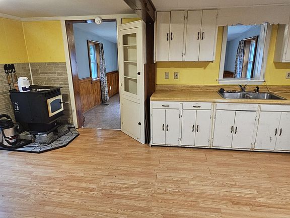 3rd image of 8 Carpenter Street