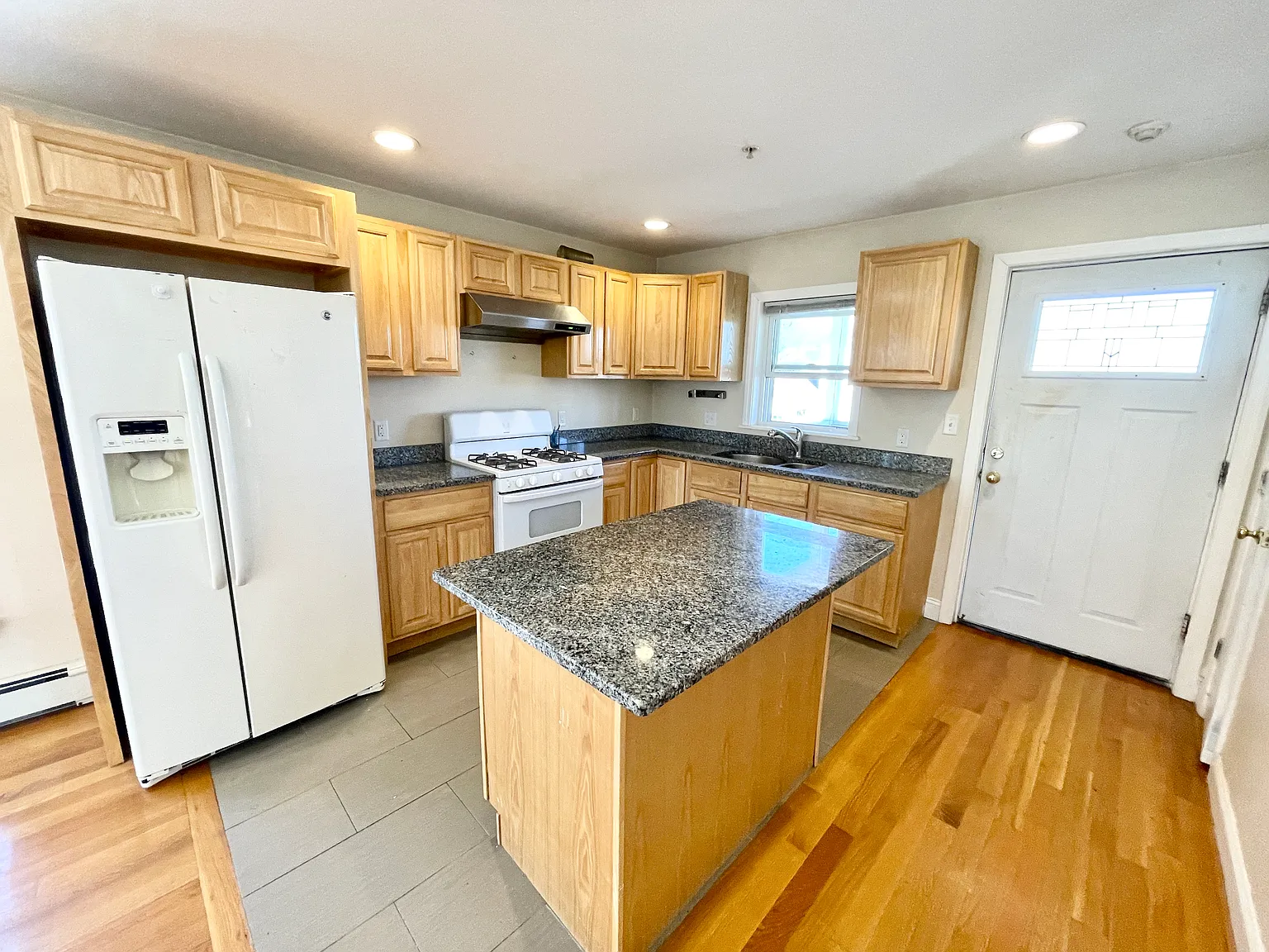 2 bed, 1.5 bath, 1000 sqft, $2,400 — Photo 2