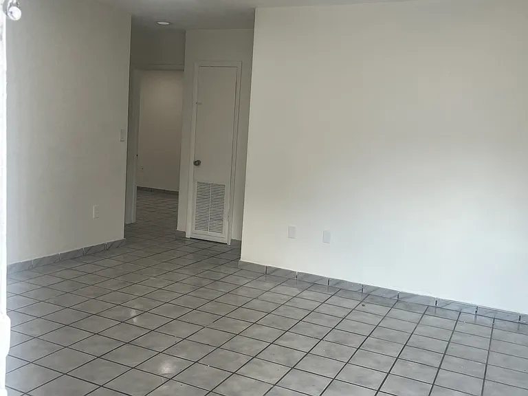 2846 SW 32nd Ave — Photo 4